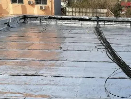 东源卫生间漏水维修公司分享下东源屋面楼顶防水刚性防水层施工要点。